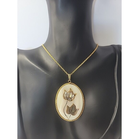 Vintage Gold Tone Mother of Pearl Pendant Necklace Abalone Inlay Leaf Design - Picture 1 of 16
